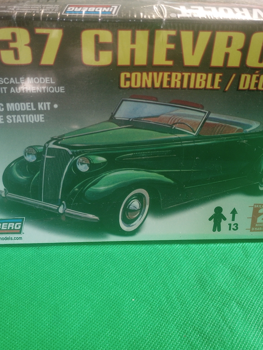 Lindberg 1937 Chevrolet Convertible 1/32 Model Kit